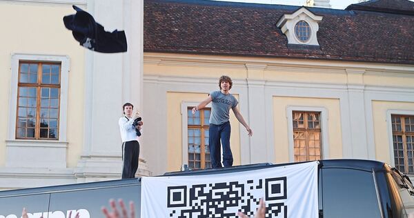 T-Shirts für – nicht ganz – alle: Zartmann kündigt auf dem Dach seines Nightliners seinen Auftritt im Ludwigsburger Schlosshof 2 T-Shirts für – nicht ganz – alle: Zartmann kündigt auf dem Dach seines Nightliners seinen Auftritt im Ludwigsburger Schlosshof 2027 an.