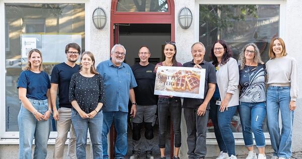 Mitglieder des Vereins Foodsharing Ludwigsburg vor dem Standort ihres neuen Cafés. Mitglieder des Vereins Foodsharing Ludwigsburg vor dem Standort ihres neuen Cafés.