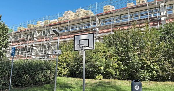 Das Gerüst steht, die Arbeiten auf dem Dach der Grundschule in Grünbühl-Sonnenberg sind in vollem Gange. Das Gerüst steht, die Arbeiten auf dem Dach der Grundschule in Grünbühl-Sonnenberg sind in vollem Gange.