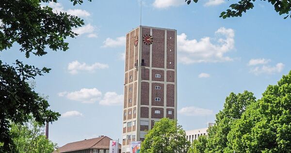 Das Rathaus in Kornwestheim mit seinem prägnanten Turm bleibt am Freitag, 18. September für den Publikumsverkehr geschlossen. Gr Das Rathaus in Kornwestheim mit seinem prägnanten Turm bleibt am Freitag, 18. September für den Publikumsverkehr geschlossen. Grund ist ein Betriebsausflug.