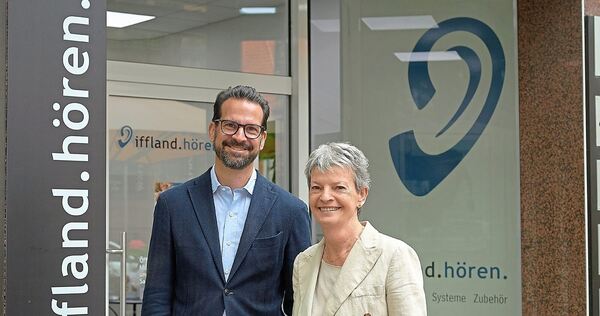 Mutter und Sohn, Ute und Marc Osswald, vor dem iffland.hören-Fachgeschäft in der Myliusstraße in Ludwigsburg. Mutter und Sohn, Ute und Marc Osswald, vor dem iffland.hören-Fachgeschäft in der Myliusstraße in Ludwigsburg.