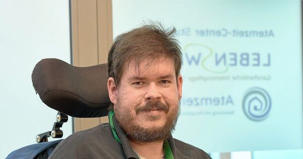 Benjamin Bechtle ist Vorsitzender der Landesgruppe Baden‑Württemberg der Deutschen Gesellschaft für Muskelkranke. Er hat selbst Benjamin Bechtle ist Vorsitzender der Landesgruppe Baden‑Württemberg der Deutschen Gesellschaft für Muskelkranke. Er hat selbst erlebt, wie moderne Beatmungs‑ und Weaningversorgung Lebensqualität wiederherstellt.