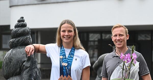 Zeigt beim Heimatbesuch stolz ihre drei EM-Medaillen: Maya Werner (links), hier mit Jan Hambach, dem Bürgermeister von Freiberg. Screenreader