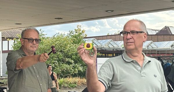 Wer ersteigert die Kopfhörer? Peter Müller und Joachim Knittel vom Bürgerbüro Freiberg leiten die Fundsachen-Auktion. Wer ersteigert die Kopfhörer? Peter Müller und Joachim Knittel vom Bürgerbüro Freiberg leiten die Fundsachen-Auktion.