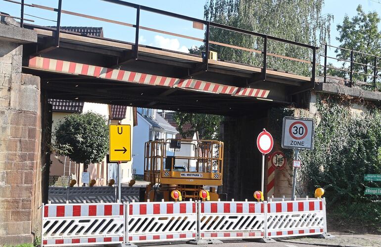 Baustelle an einer Eisenbahnbrücke in Walheim: Das Schienennetz muss an vielen Stellen saniert werden. Baustelle an einer Eisenbahnbrücke in Walheim: Das Schienennetz muss an vielen Stellen saniert werden.