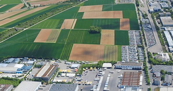 Das Schwieberdinger Gewerbegebiet aus der Vogelperspektive: Nebenan stehen weitere knapp 45 Hektar zur Verfügung, die die Gemein Das Schwieberdinger Gewerbegebiet aus der Vogelperspektive: Nebenan stehen weitere knapp 45 Hektar zur Verfügung, die die Gemeinde mit Markgröningen, Hemmingen und Ditzingen entwickeln will.