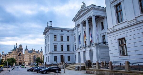 Staatskanzlei Schwerin und Schloss mit Sitz des Landtags Staatskanzlei Schwerin und Schloss mit Sitz des Landtags