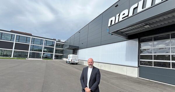 Geschäftsführer David Niemes von dem dreistöckigen Neubau samt Büro und Lagerhalle. Das Ensemble befindet sich auf einer Fläche Geschäftsführer David Niemes von dem dreistöckigen Neubau samt Büro und Lagerhalle. Das Ensemble befindet sich auf einer Fläche von 6.000 Quadratmetern und bietet Platz für noch mehr Wachstum.