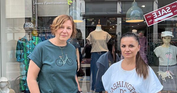 Inhaberin Joanna Priebe (links) und Mitarbeiterin Evangelia Kadigiannopoulou vor dem Geschäft in der Seestraße 12. Inhaberin Joanna Priebe (links) und Mitarbeiterin Evangelia Kadigiannopoulou vor dem Geschäft in der Seestraße 12.