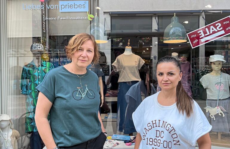 Inhaberin Joanna Priebe (links) und Mitarbeiterin Evangelia Kadigiannopoulou vor dem Geschäft in der Seestraße 12. Inhaberin Joanna Priebe (links) und Mitarbeiterin Evangelia Kadigiannopoulou vor dem Geschäft in der Seestraße 12.