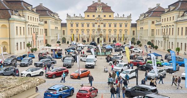 19 Autohäuser präsentieren ihre Modelle im Schlosshof Ludwigsburg. 19 Autohäuser präsentieren ihre Modelle im Schlosshof Ludwigsburg.