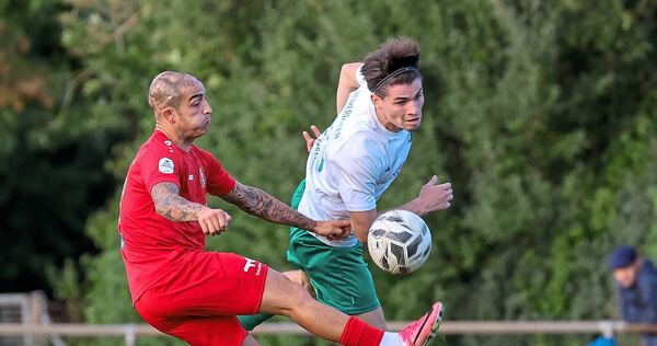 Heimerdingens Filip Milos (r.) im Zweikampf mit Schwäbisch Halls Dogukan Kaplan. Foto: Baumann Heimerdingens Filip Milos (r.) im Zweikampf mit Schwäbisch Halls Dogukan Kaplan.
