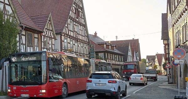 Ein Linienbus auf der Umleitung durch die Marktstraße Steinheims. Ein Linienbus auf der Umleitung durch die Marktstraße Steinheims.