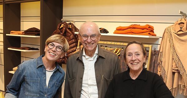Sie kreieren den Kodweiss-Style: Klaus-Peter Haidt mit Ehefrau Susanne (rechts) und Mitarbeiterin Regina Schwaderer. Sie kreieren den Kodweiss-Style: Klaus-Peter Haidt mit Ehefrau Susanne (rechts) und Mitarbeiterin Regina Schwaderer.