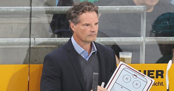 Mit der Taktiktafel und einem guten Plan an der Bande: der neue Steelers-Trainer Tim Kehler, hier beim Testspiel gegen Düsseldor Screenreader