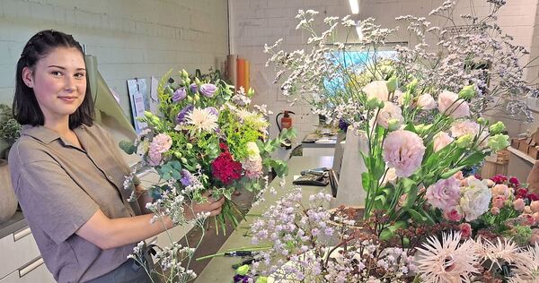 Maria Failmezger in der Pleidelsheimer Gärtnerei Hammer am Arbeitsplatz für Schnittblumen. Maria Failmezger in der Pleidelsheimer Gärtnerei Hammer am Arbeitsplatz für Schnittblumen.