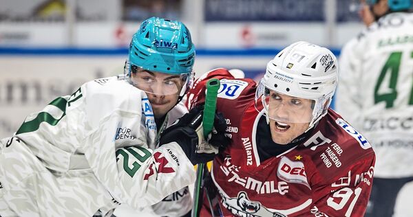 Steelers-Talent Max Ziergiebel (links) attackiert seinen Regensburger Gegenspieler Taylor Vause mit viel Körpereinsatz. Screenreader