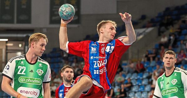 Mathias Rohde Larson ist Hannovers Nationalspieler Marian Michalczik (links) enteilt und setzt zum Wurf an. Screenreader