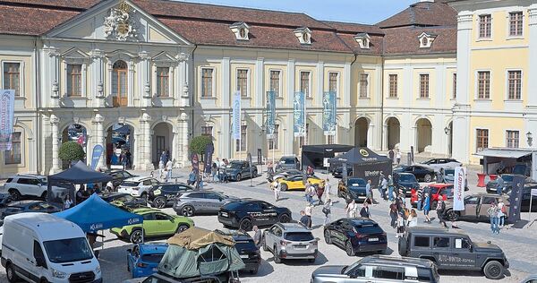 Moderne Automobiltechnik trifft auf barocke Pracht des Residenzschlosses. Moderne Automobiltechnik trifft auf barocke Pracht des Residenzschlosses.