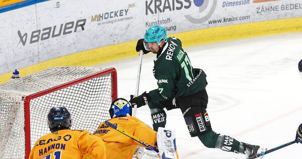 Das erste Steelers-Heimtor in dieser Saison: Stürmer Marek Racuk (hinten) schießt am langen Pfosten zum 1:0 ein. Füchse-Goalie A Screenreader