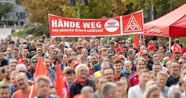 Ein Meer aus Mitarbeitern: Bosch-Beschäftigte am Montag in Stuttgart-Feuerbach. Ein Meer aus Mitarbeitern: Bosch-Beschäftigte am Montag in Stuttgart-Feuerbach.