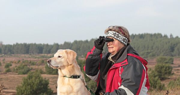 Elli Radinger mit ihrer Hündin auf Wolfssuche in Mecklenburg-Vorpommern. Elli Radinger mit ihrer Hündin auf Wolfssuche in Mecklenburg-Vorpommern.