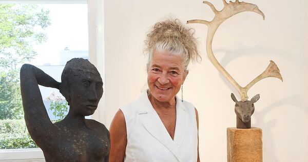 Zwischen Elch, Mensch und Stein: Petra Gerhardt in ihrer Ausstellung in der Galerie 4/1. Zwischen Elch, Mensch und Stein: Petra Gerhardt in ihrer Ausstellung in der Galerie 4/1.