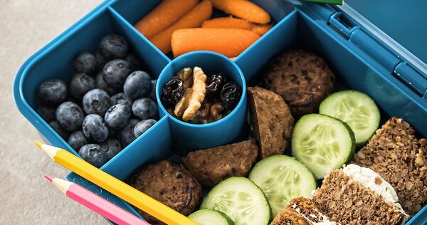 Obst, Gemüse, Vollkornbrot und Nüsse sind ideale Pausensnacks. Mit den richtigen, schnellen Rezepten lässt sich Abwechslung in d Obst, Gemüse, Vollkornbrot und Nüsse sind ideale Pausensnacks. Mit den richtigen, schnellen Rezepten lässt sich Abwechslung in die Lunchbox bringen.