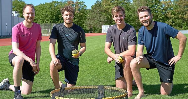 LKZ-Redakteur Jonas Dirker mit den Studenten Jondal Egi, Philipp Letzkus und Johannes Greiner beim Spikeball LKZ-Redakteur Jonas Dirker mit den Studenten Jondal Egi, Philipp Letzkus und Johannes Greiner beim Spikeball