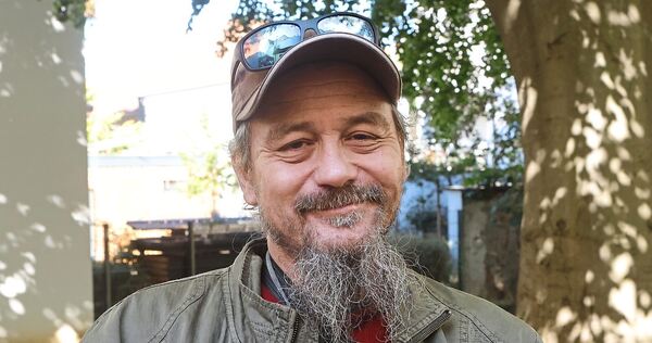 Der 51-jährige Willi spricht offen über schwierige Jahre – und darüber, was ihm Halt gegeben hat. Der 51-jährige Willi spricht offen über schwierige Jahre – und darüber, was ihm Halt gegeben hat.