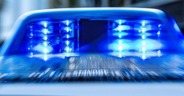 Die Polizei hat noch keine Erklärung, warum der Lastwagenfahrer auf die Brücke fuhr. Die Polizei hat noch keine Erklärung, warum der Lastwagenfahrer auf die Brücke fuhr.