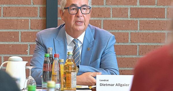 Landrat Dietmar Allgaier ist auf Fachkräftesuche. Helfen soll eine neue Kampagne. Landrat Dietmar Allgaier ist auf Fachkräftesuche. Helfen soll eine neue Kampagne.