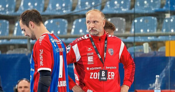 Besorgt: Hartmut Mayerhoffer (rechts) und Dominik Claus. Foto: Baumann Besorgt: Hartmut Mayerhoffer (rechts) und Dominik Claus.