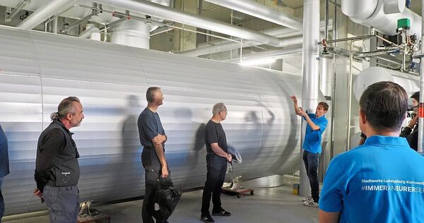 Am Freitag nutzten viele Interessierte die Gelegenheit, mehr über Funktionsweise und Zweck der Energiezentrale zu erfahren. Die Am Freitag nutzten viele Interessierte die Gelegenheit, mehr über Funktionsweise und Zweck der Energiezentrale zu erfahren. Die Besucher informierten sich bei Pascal Margraff über Abgaswärmerückgewinnung und Co.