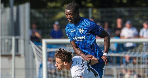Der beste Mann auf dem Platz in Aktion: SGV-Innenverteidiger Marshall Faleu (hinten) behauptet sich im Zweikampf mit Kickers-Pro Screenreader