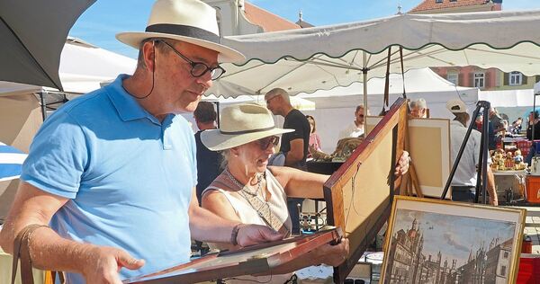 Die Stände auf dem Ludwigsburger Marktplatz luden die Besucher der Antikmeile zu einer Zeitreise ein. Die Stände auf dem Ludwigsburger Marktplatz luden die Besucher der Antikmeile zu einer Zeitreise ein.