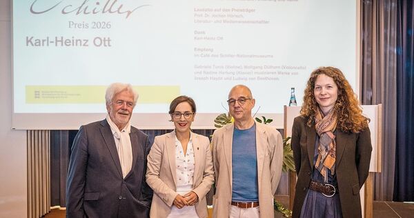Gruppenbild mit Preisträger: (von links) Laudator Prof. Dr. Jochen Hörisch (Literatur- und Medienwissenschaftler), Neşe Erikli ( Gruppenbild mit Preisträger: (von links) Laudator Prof. Dr. Jochen Hörisch (Literatur- und Medienwissenschaftler), Neşe Erikli (Staatssekretärin im Ministerium für Wissenschaft, Forschung und Kunst Baden-Württemberg), Karl-Heinz Ott (Friedrich-Schill