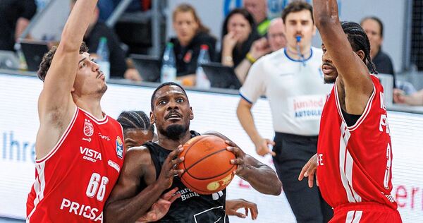 Setzt sich gegen die Bamberger durch: Darius Perry (Mitte). screenreader