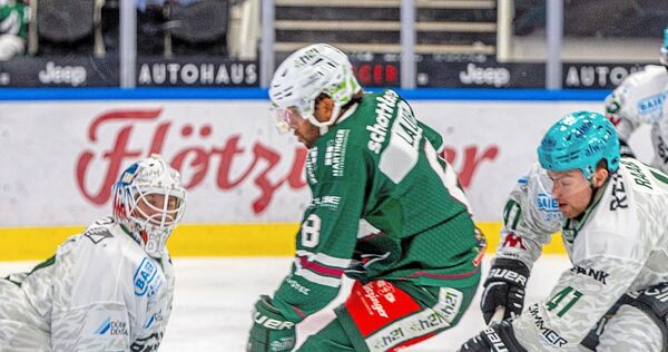 Hier wird’s gefährlich: Der Ex-Bietigheimer Lukas Laub steht mit der Scheibe frei vor Steelers-Goalie Felix Noack, verfolgt von Screenreader