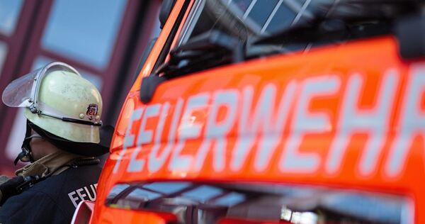 Die Feuerwehr bekommt den Brand schnell unter Kontrolle. Die Feuerwehr bekommt den Brand schnell unter Kontrolle.