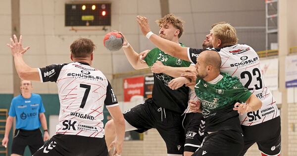 Findet im umkämpften Derby kein Durchkommen: Lou Mihatsch (Mitte, am Ball). Findet im umkämpften Derby kein Durchkommen: Lou Mihatsch (Mitte, am Ball).