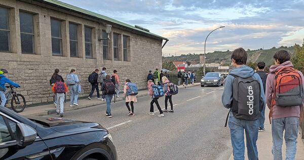 Auf der Neckarbrücke am Montagmorgen: Viele Kinder queren mitten auf der Brücke die Fahrbahn. Auf der Neckarbrücke am Montagmorgen: Viele Kinder queren mitten auf der Brücke die Fahrbahn.