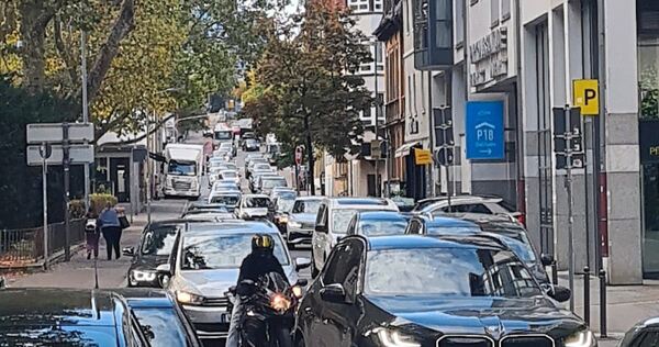 Megastau in der Solitudestraße: Weil der Weg von der Keplerbrücke durch den Bahnhofstunnel an der Schillerstraße endet, kommt es Megastau in der Solitudestraße: Weil der Weg von der Keplerbrücke durch den Bahnhofstunnel an der Schillerstraße endet, kommt es am Montagmorgen zu massiven Staus in der Innenstadt.
