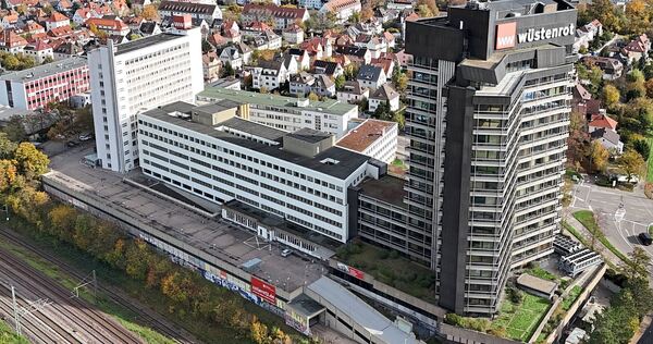 Im Dornröschenschlaf: Rund 2,1 Hektar misst das ehemalige Gelände von Wüstenrot in der Südstadt, das leer steht. Markantester Pu Im Dornröschenschlaf: Rund 2,1 Hektar misst das ehemalige Gelände von Wüstenrot in der Südstadt, das leer steht. Markantester Punkt ist der 72 Meter hohe Turm, der vor 55 Jahren erbaut wurde.