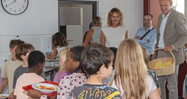 Erst die leeren Teller mit dem Hauptgericht abräumen, dann gibt es Eis von Bürgermeister Thomas Schäfer und Sonja Widmann vom Ba Erst die leeren Teller mit dem Hauptgericht abräumen, dann gibt es Eis von Bürgermeister Thomas Schäfer und Sonja Widmann vom Bauamt.
