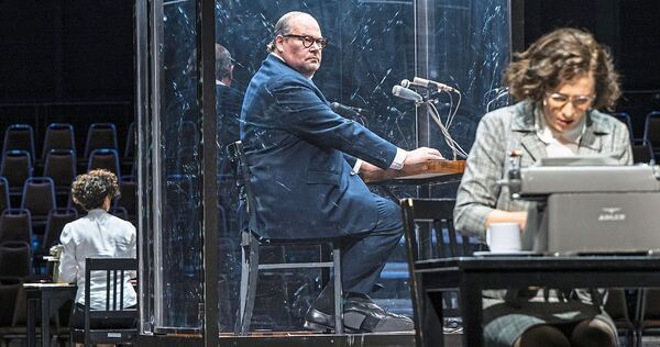 Zwischen Publikum und Bühne bleibt ein Graben: Die Erkundungstour von Hannah Arendt im Schauspielhaus. Zwischen Publikum und Bühne bleibt ein Graben: Die Erkundungstour von Hannah Arendt im Schauspielhaus.