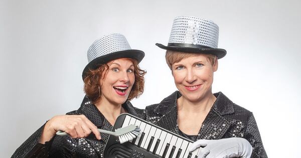 Setzen ein Zeichen für die poetische Ader des Schwäbischen: Ilona Nowak (links) und Elisabeth Kabatek. Setzen ein Zeichen für die poetische Ader des Schwäbischen: Ilona Nowak (links) und Elisabeth Kabatek.