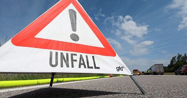 Auf der B10 kommt es zu einem Unfall. Auf der B10 kommt es zu einem Unfall.