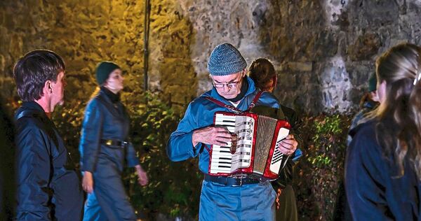 Szenischer Rundgang durch ein ausgeblendetes Alleinstellungsmerkmal: Das Stadt-Ensemble Ludwigsburg probt für die Premiere. Szenischer Rundgang durch ein ausgeblendetes Alleinstellungsmerkmal: Das Stadt-Ensemble Ludwigsburg probt für die Premiere.