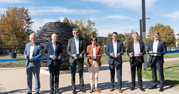 Der Trumpf-Vorstand hat am Dienstag bei bestem Wetter den neu gestalteten Park auf dem Campus in Ditzingen eröffnet. Der Trumpf-Vorstand hat am Dienstag bei bestem Wetter den neu gestalteten Park auf dem Campus in Ditzingen eröffnet.